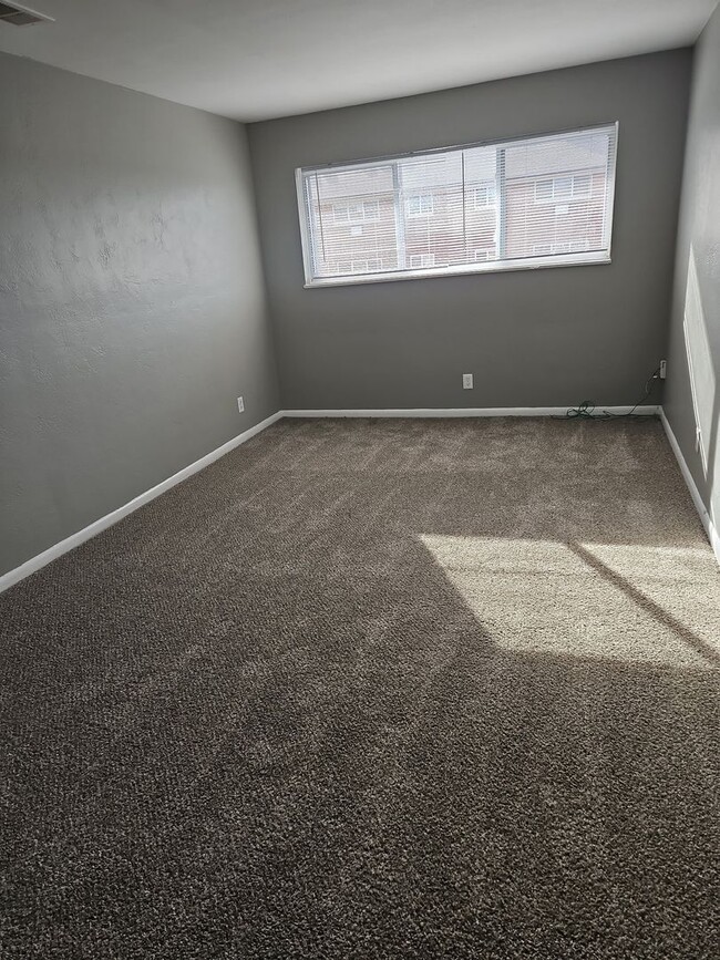 Building Photo - Beautiful top floor 2 bedroom apartment.