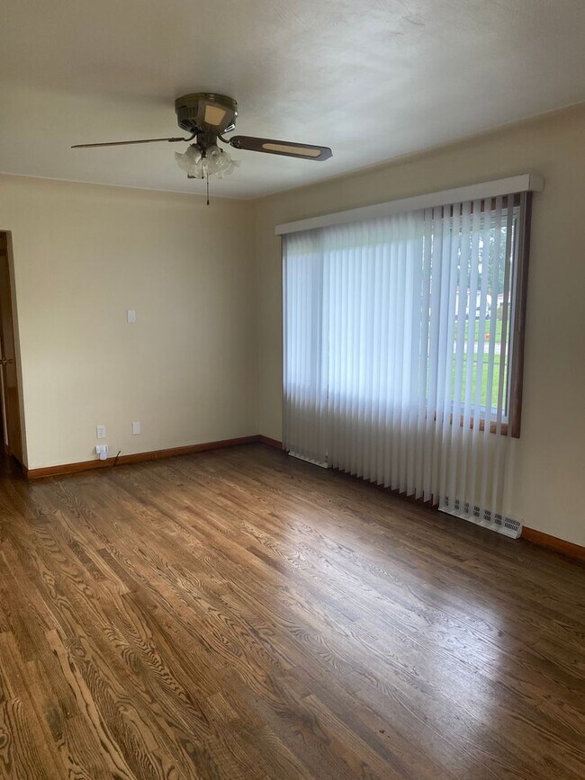 Building Photo - 343 Beverly Hills Dr