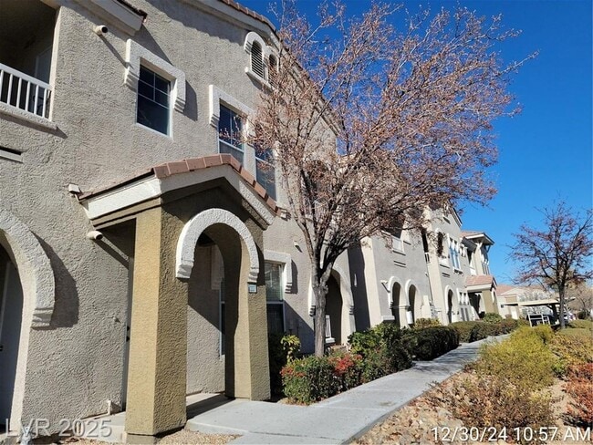 Building Photo - POPULAR 1 BED/1 BATH FLOORPLAN - DESIREABL...