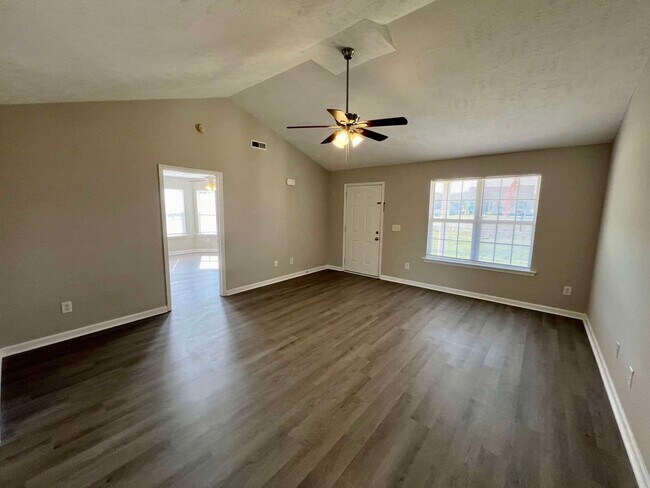 Foto del edificio - 3 Bed 2 Bath Single Level Home in Blackman...