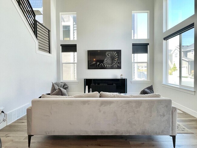 Building Photo - Modern Townhome at North Pointe Village!
