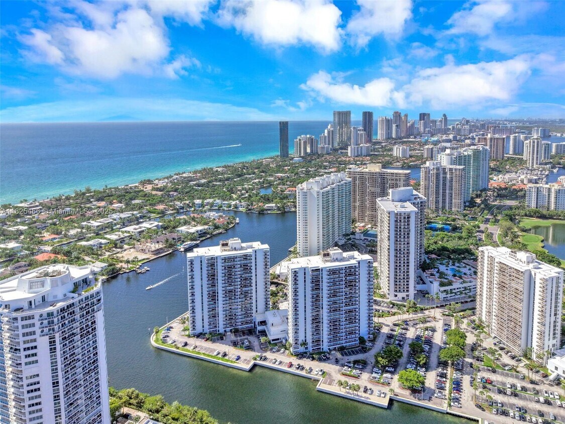 Foto principal - 20505 E Country Club Dr