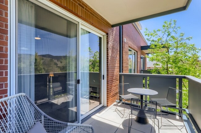 Building Photo - Modern 1 BDR Condo in Holiday Neighborhood