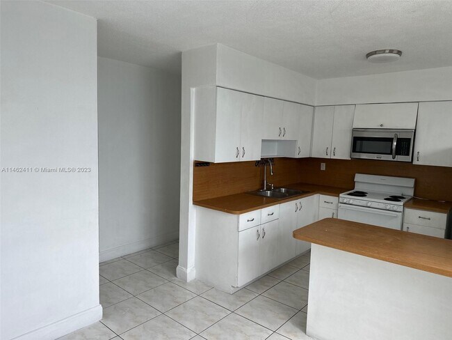 Building Photo - 4620 W Flagler St