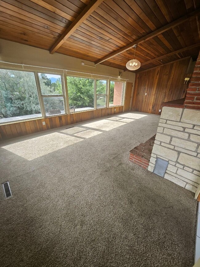 Foto del edificio - 1236 Mount View Ln