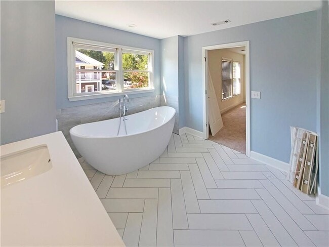 Foto del edificio - 136 Crumley St SE