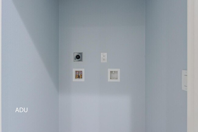 Building Photo - 462 Madison Dr