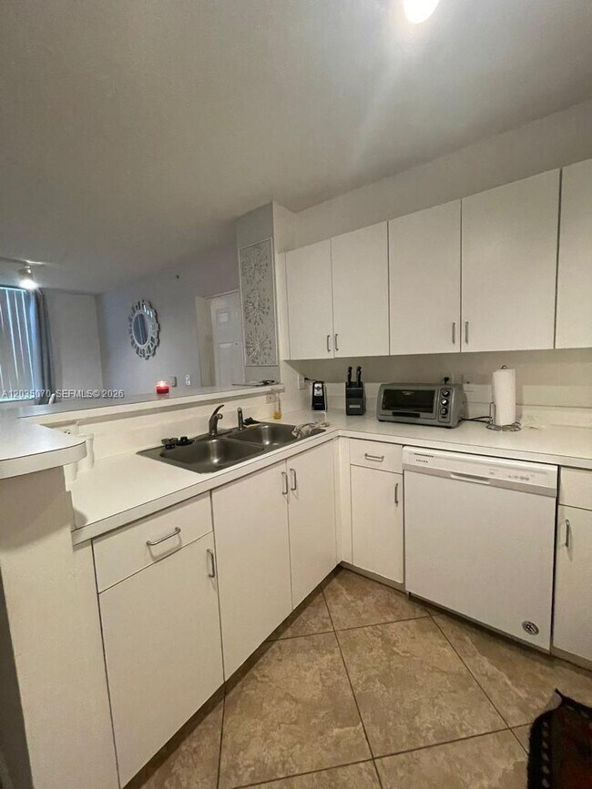 Foto del edificio - 2061 Renaissance Blvd
