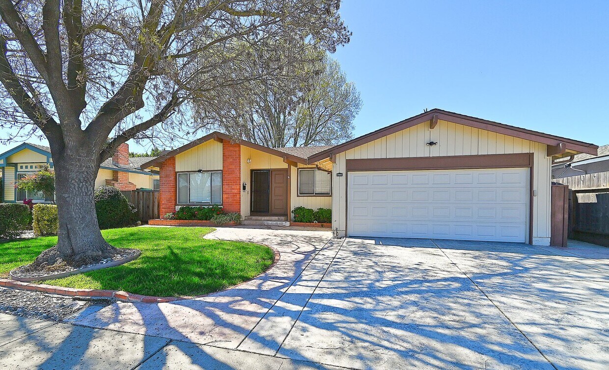 Foto principal - $3990/ GORGEOUS 4 BEDROOM REMODELED BROOKV...