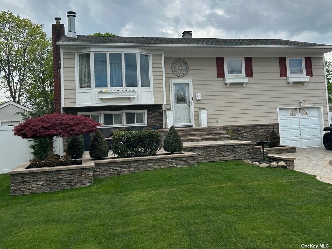 106 Jordan St, Bay Shore, NY 11706 Room for Rent in Bay Shore, NY