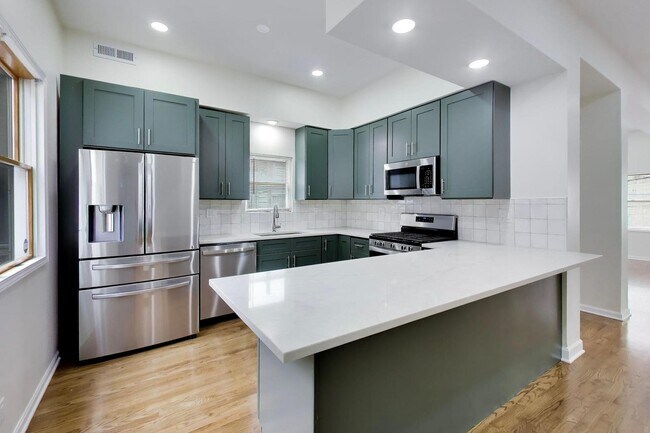 Foto del edificio - 3308 N Racine Ave