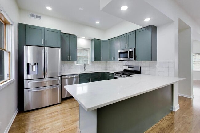 Building Photo - 3308 N Racine Ave