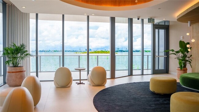 Foto del edificio - 700 NE 24th St