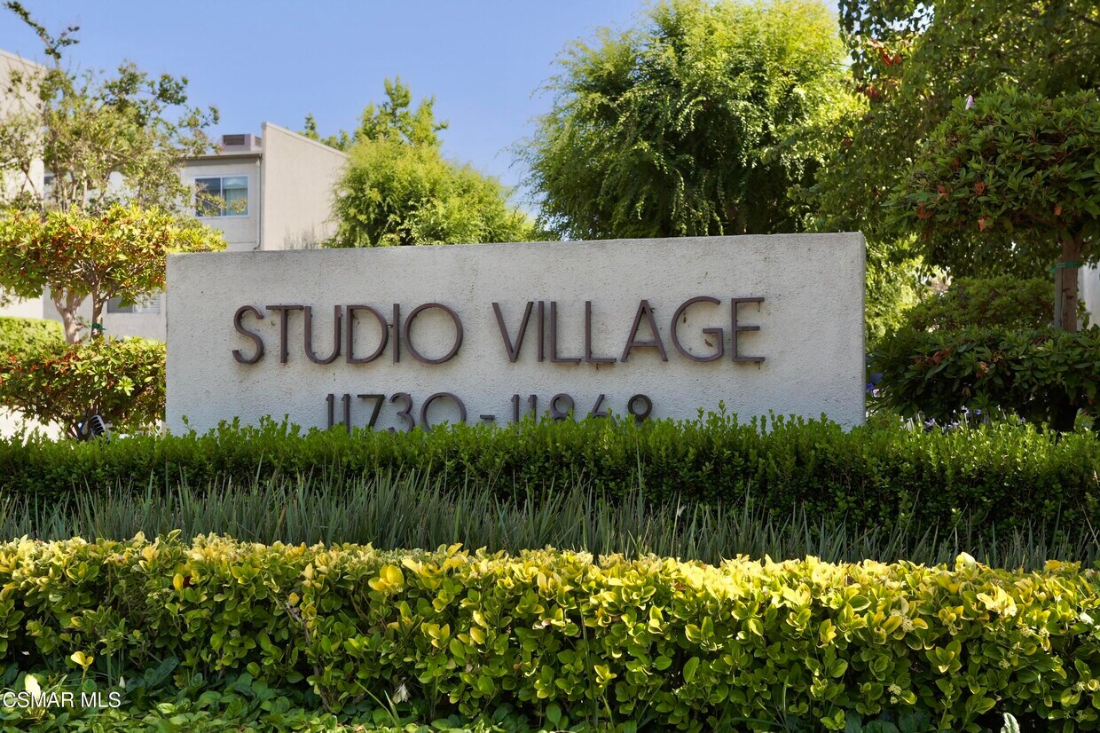 Foto principal - 11738 Moorpark St
