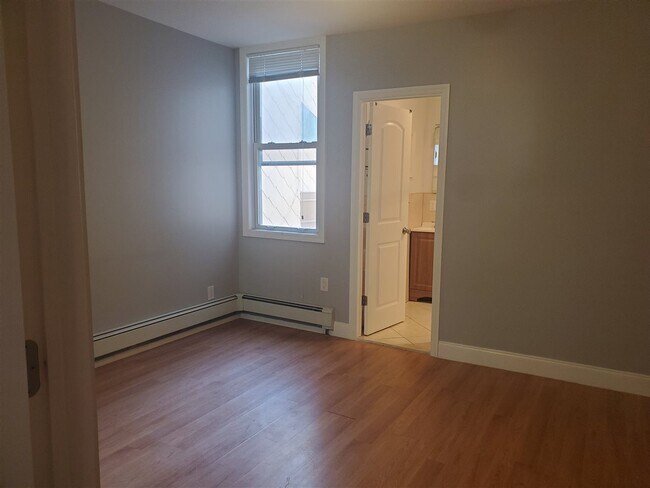 Building Photo - 141 Nelson Ave