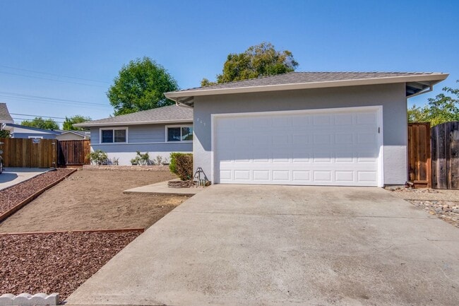 Building Photo - Beautiful Birdland Home on Quiet Cul-de-Sa...