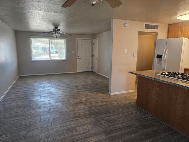 Building Photo - Great 3/2 in NE Phoenix with brand new flo...