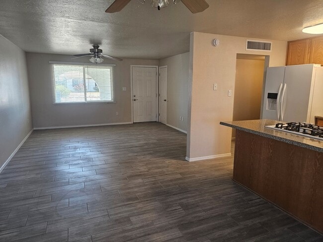 Foto del edificio - Great 3/2 in NE Phoenix with brand new flo...