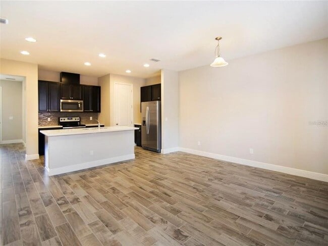 Foto del edificio - 15470 Honeybell Dr