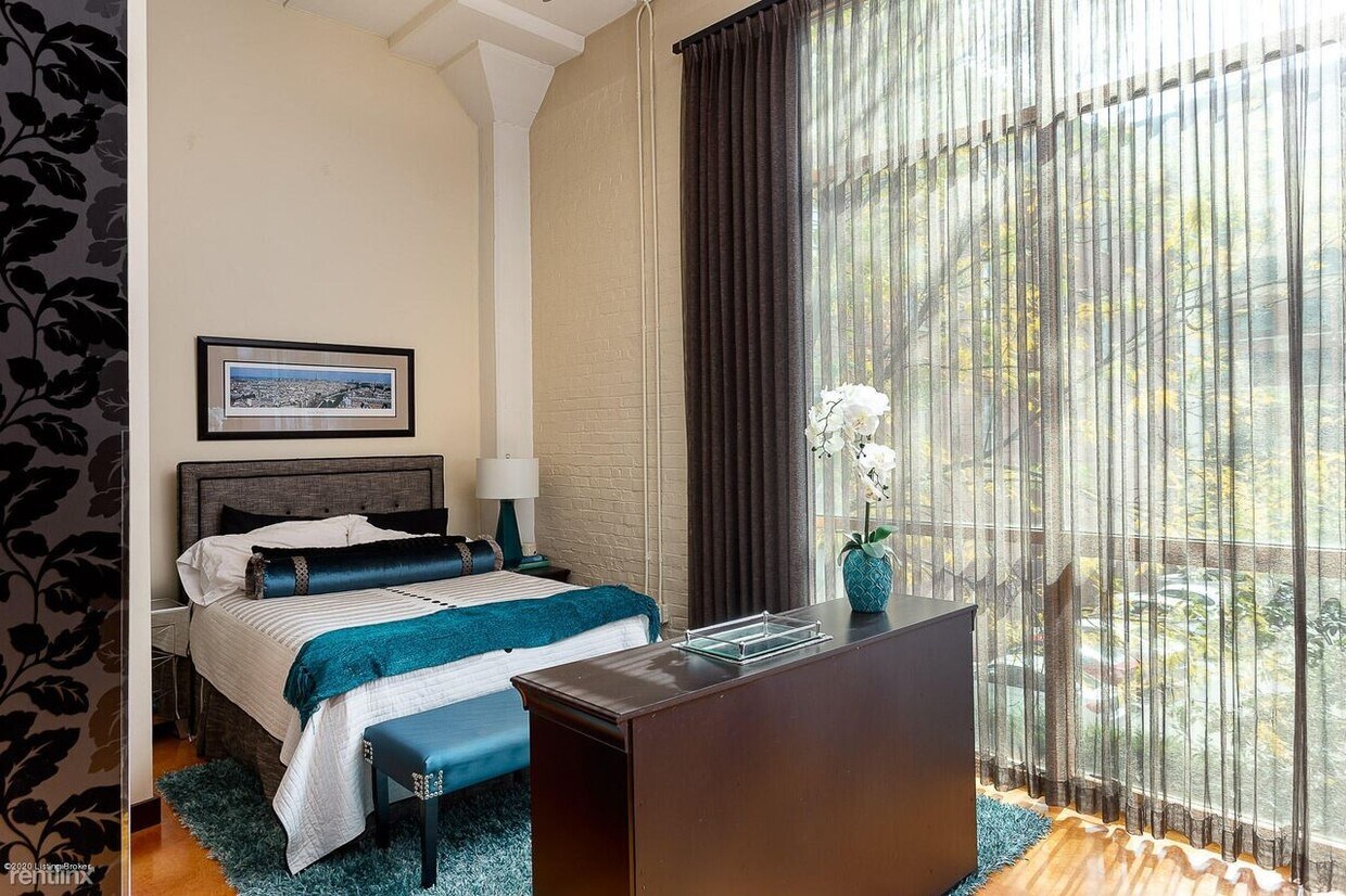 Foto principal - 1 br, 1 bath Condo - 309 E Market St Unit 204