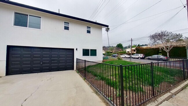 Building Photo - Phenomenal 4 Bed / 2 Bath Eastside Home!