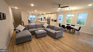 Building Photo - 44768 Tiverton Sq