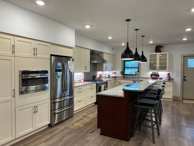 Foto del edificio - Home on Beautiful Farm and Vineyard Minutes From Town Of Blacksburg