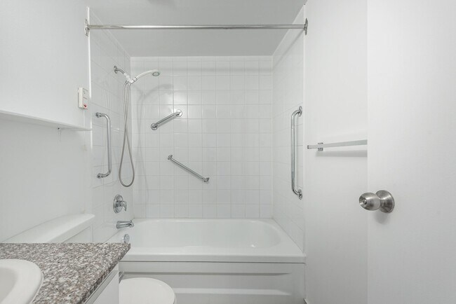 Building Photo - L910