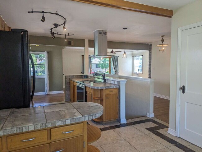 Building Photo - Charming Old Town Longmont Home!