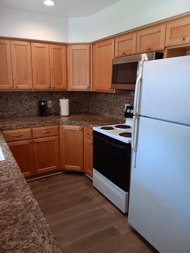 Kitchen - 6491 Horseshoe Bar Rd