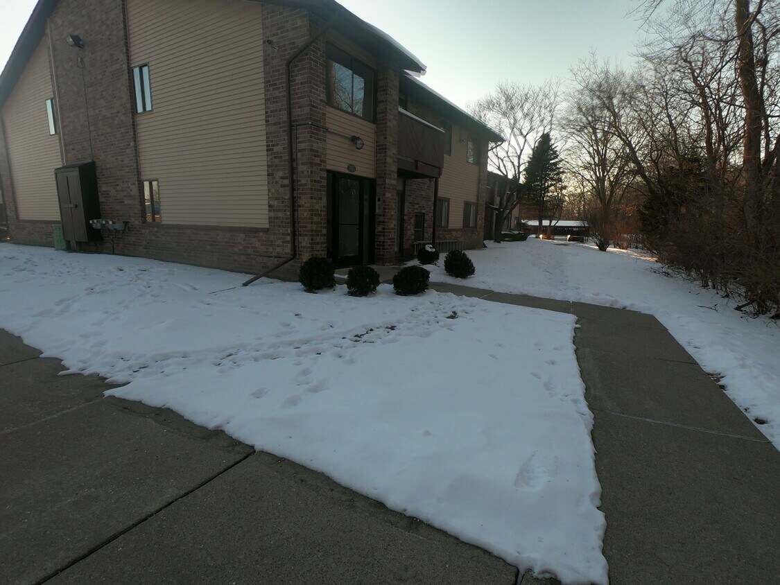 Common Entrance - 7815 Manor Cir