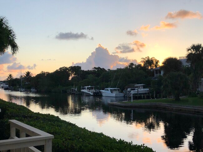 Foto del edificio - 3901 SE Saint Lucie Blvd