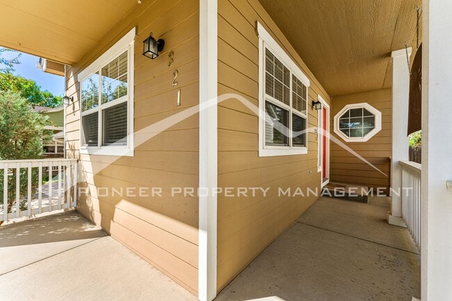 Building Photo - Spacious Home with Washer/Dryer and 2 Car ...