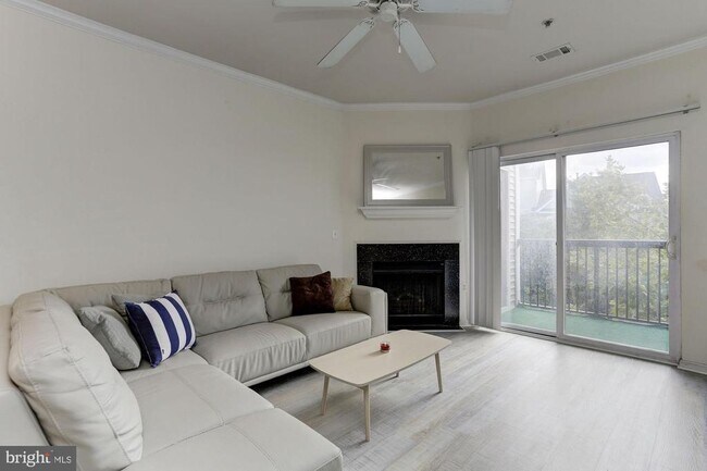 Foto del edificio - 5105 Travis Edward Way