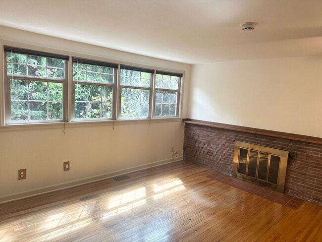 Building Photo - Charming 2-Bedroom, 1-Bathroom House in North Seattle.