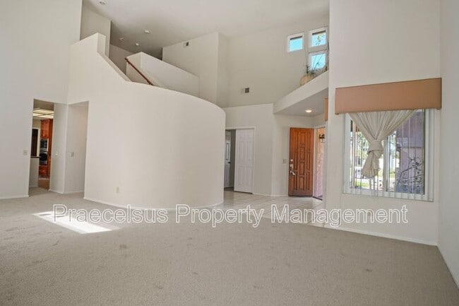 Foto del edificio - 639 Port Dunbar