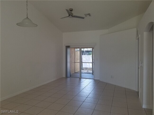 Foto del edificio - 927 SE 14th Terrace