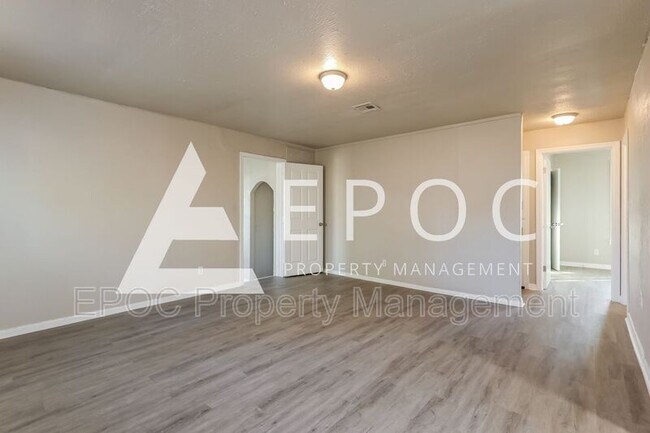 Foto del edificio - 6304 Cox Ave