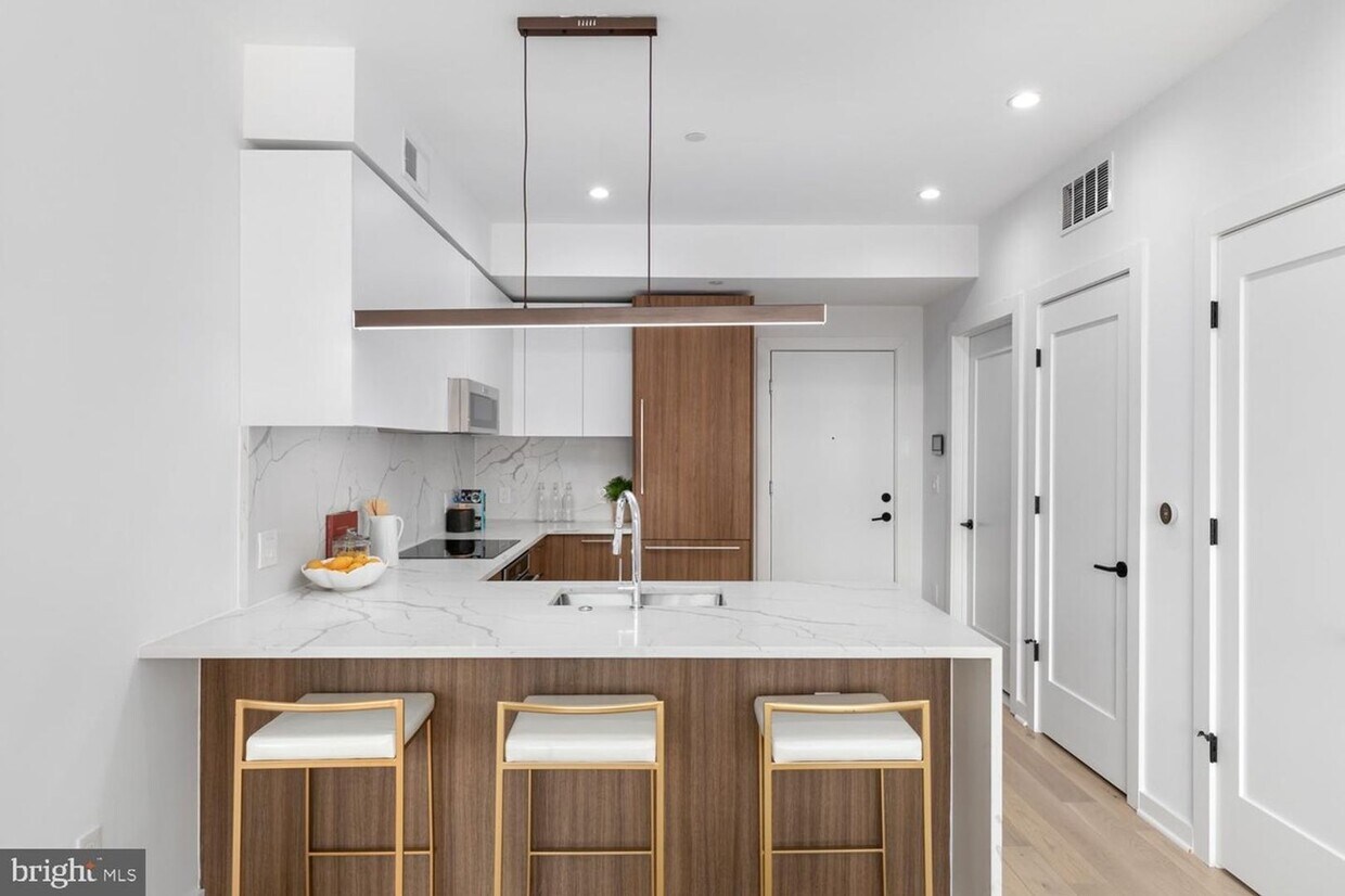 Foto principal - Elegant, Light-Filled 2BR/2BA with High Ceilings & Walk-In Closets