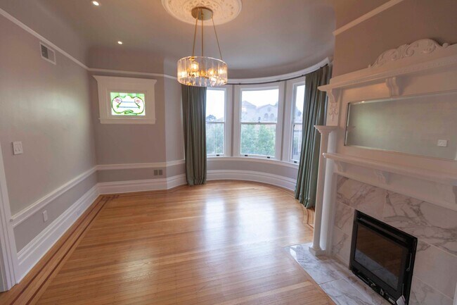 Foto del edificio - Beautifully Remodeled 3BR 2BA Top Floor Condo in Presidio Heights