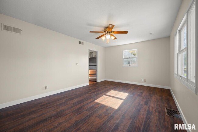 Foto del edificio - 936 W Willow Ln