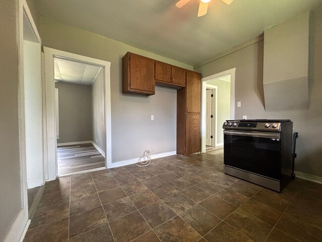 Building Photo - Recently Remodeled 3 bedroom 1 bath home!