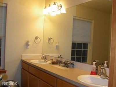 Foto del edificio - 425 Flower Meadows St