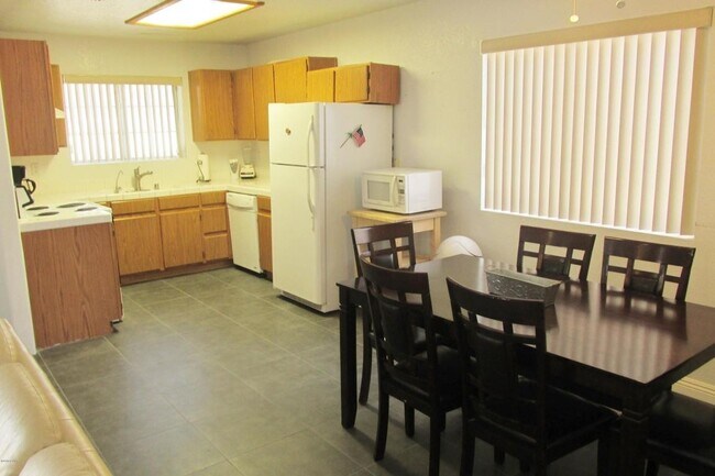 Building Photo - Unfurnished Long term