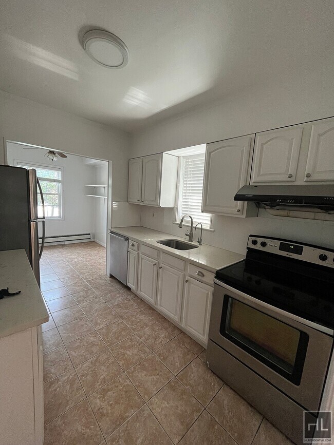 Foto del edificio - Spacious Two Bedroom Duplex with Backyard ...