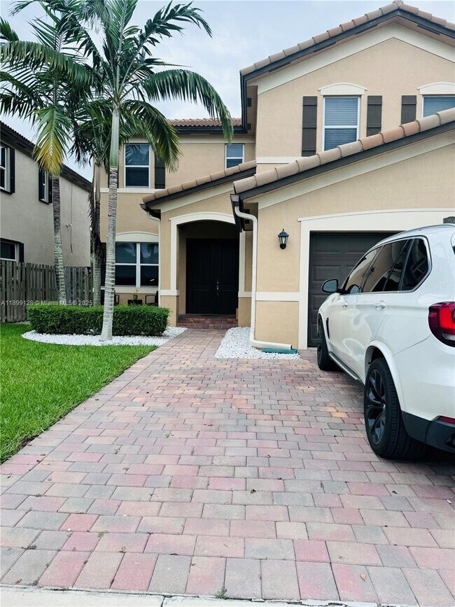 Building Photo - 25001 SW 118 Ct