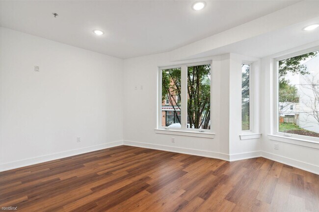 Foto del edificio - 2 br, 1 bath Triplex - 2554 FRANKFORD AVE ...