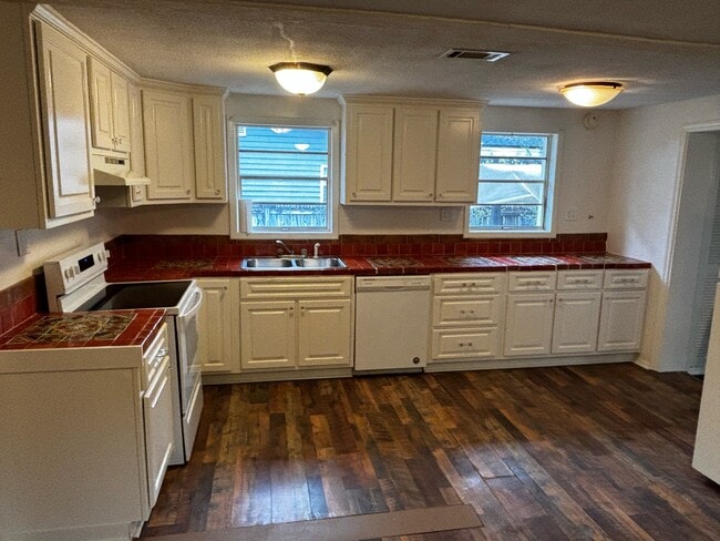 Building Photo - 506 Le Conte St