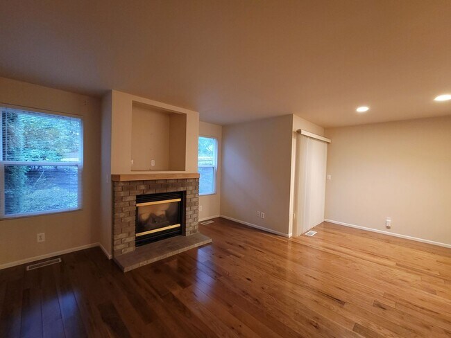 Foto del edificio - 2 Bedroom Townhome in Desirable Summerwind!
