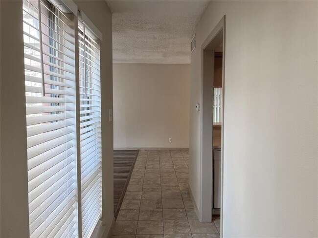 Foto del edificio - 7206 Creekside Dr
